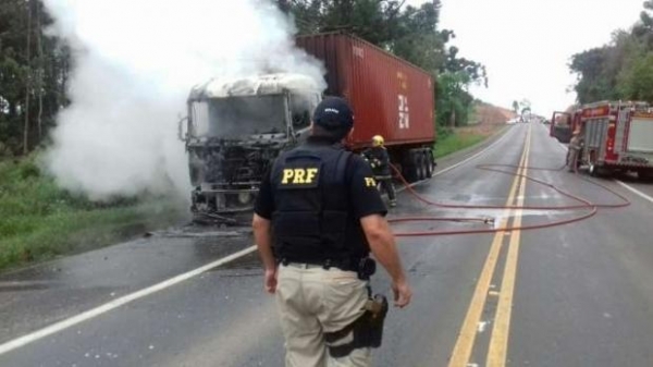 O fogo se alastrou rapidamente e destruiu totalmente a parte da frente e interna do cavalo-trator. (Foto: PRF)