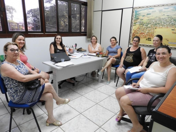 Reunião entre a secretária de Educação, Cultura e Esportes, Araceli Basso Tauchert, e representantes da direção do Cmei, escola e colégio: calendário escolar 2019. Foto: Vanderleia Kochepka