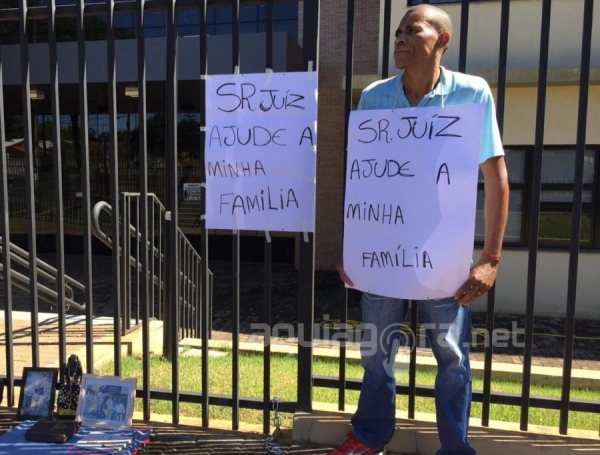O padrasto do jovem dependente relatou que só pretende sair quando tiver uma resposta (Foto: Fernanda Bourscheidt/AquiAgora.net )