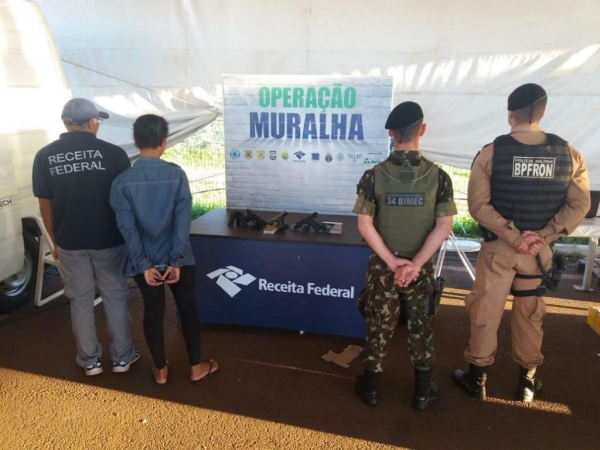 Uma mulher foi presa. (Foto: BPFRON)