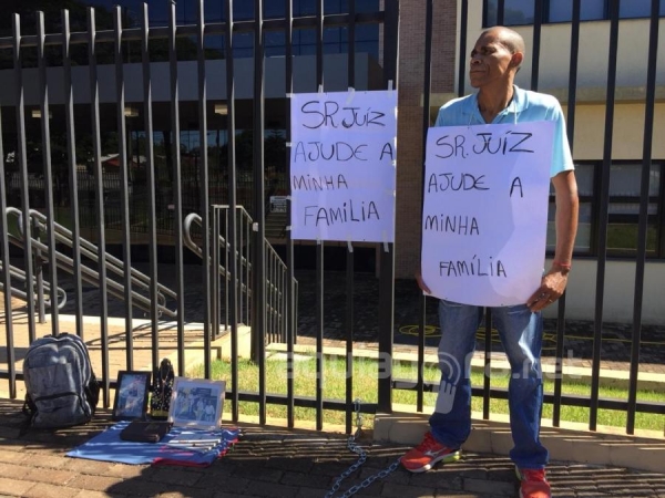 No cartaz, o pai pede: Sr. Juiz ajude a minha família (Foto: Fernanda Bourscheidt/AquiAgora.net )