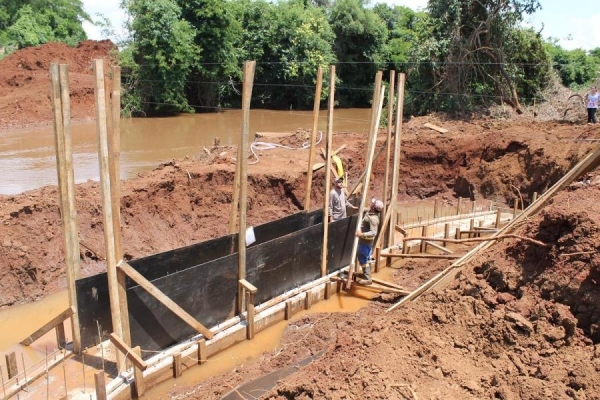 A nova ponte de concreto garantirá o deslocamento seguro de moradores (Foto: Assessoria )