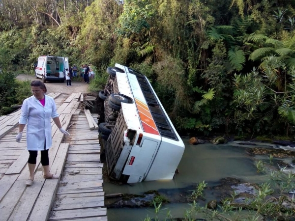 Ônibus tombou de pontilhão em Santa Terezinha — Foto: Arcanjo/Divulgação