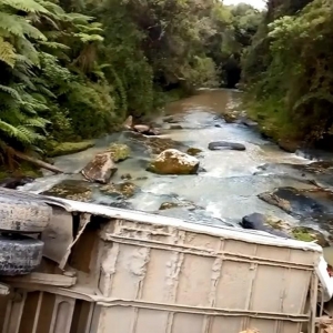 Ônibus tombou de ponte em Santa Terezinha — Foto: Arcanjo/Divulgação