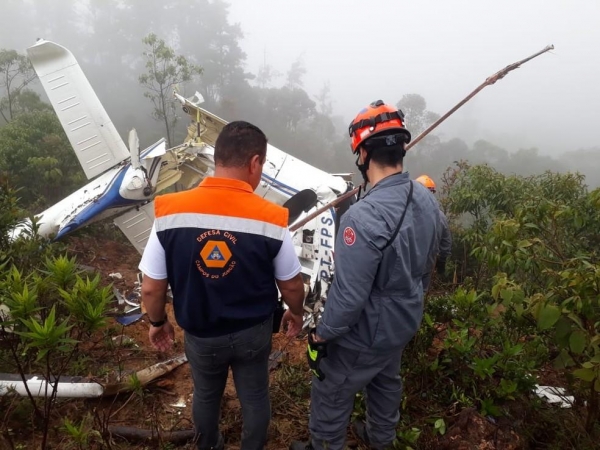 Bombeiros fazem operação para resgatar corpos das seis vítimas de queda de helicóptero — Foto: Defesa Civil/ Divulgação
