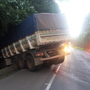 Depois da batida, os dois veículos saíram da pista e caíram em um barranco. — Foto: Divulgação/PRE