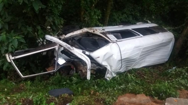 Motorista morre em acidente entre van que ele dirigia e caminhão na PR-092 — Foto: Divulgação/PRE