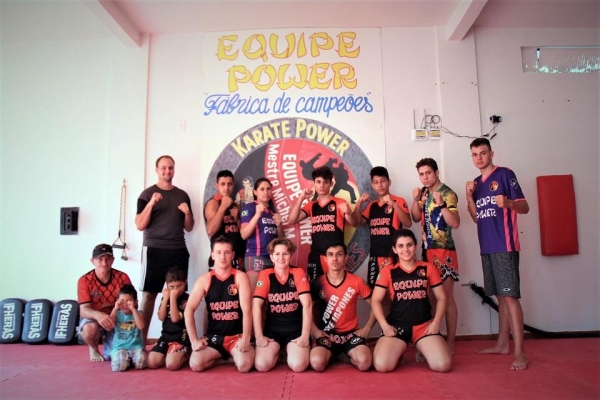 Professor e alunos da Academia. (Foto: Portal Nova Santa Rosa