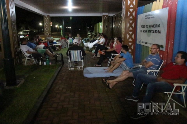 Cerca de 34 pais estão na fila. (Foto: Portal Nova Santa Rosa)