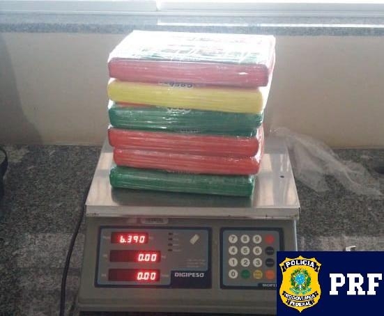 Uma mala foi apreendida contendo aproximadamente 15 kg de maconha e a outra com aproximadamente 6.5 kg da droga. (Foto: PRF)