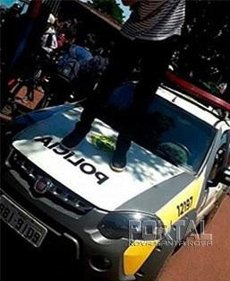 O fato aconteceu, quando os policiais atendiam uma ocorrência no Colégio Vinícius de Moraes. (Foto: Léo Silva)