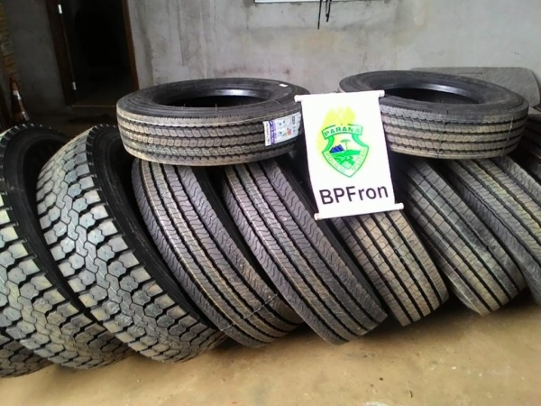 14 pneus de carreta foram apreendidos. (Fotos: BPFron)