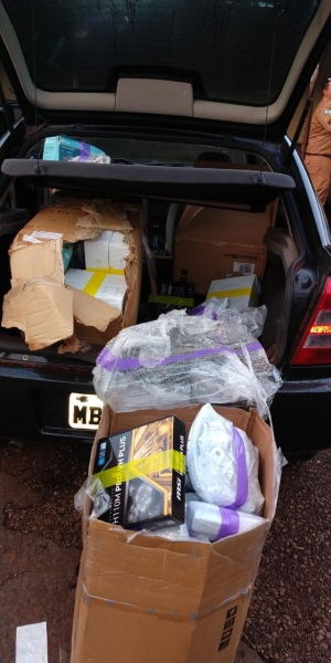 O veículo e as mercadorias foram apreendidos (Foto: Divulgação )