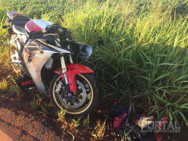 A motocicleta foi guinchada para a PRE. (Fotos: Portal Nova Santa Rosa)