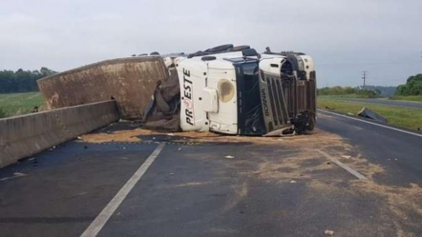 O trânsito em uma das faixas precisou ser bloqueado até a retirada da Scania.. (Foto: Reprodução)