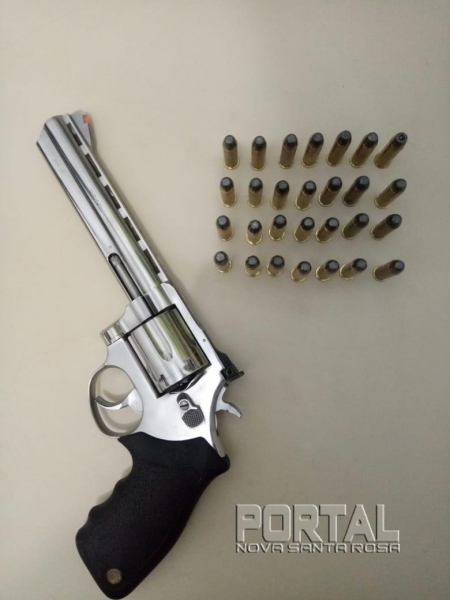Após busca veicular foi encontrado um revólver calibre .357 com cerca de 28 munições intactas (Foto: Divulgação )