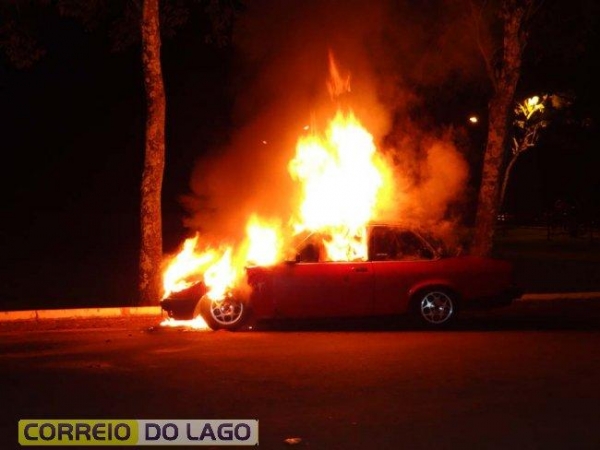 As chamas iniciaram pelo motor e rapidamente se alastraram pelo carro.(Fotos: Correio do Lago)