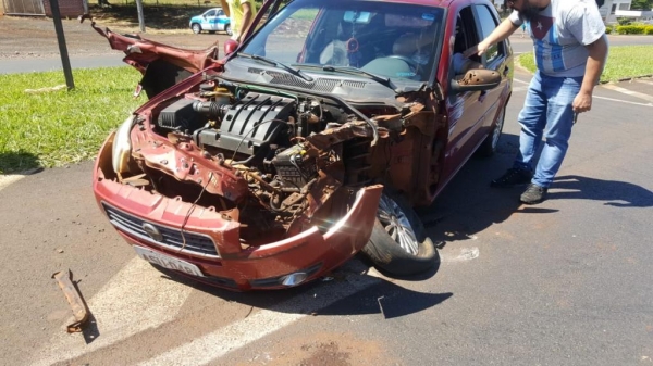 A frente do automóvel ficou bastante danificada e peças do Palio ficaram presas à Prancha.(Fotos: CGN)