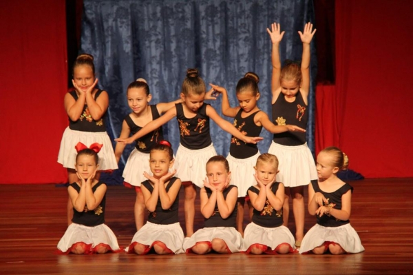 As atletas são coreografadas, ensaiadas e acompanhadas pela professora Quessila Camila Baumgart..Fotos: Emanuela Schaedler Schnekemberg