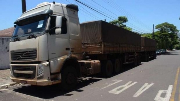 O caminhão ainda passará por perícia, mas o que tudo indica é que seja o mesmo que vitimou Valmor Carvalho do Amaral de 46 anos.(Foto: Reprodução)