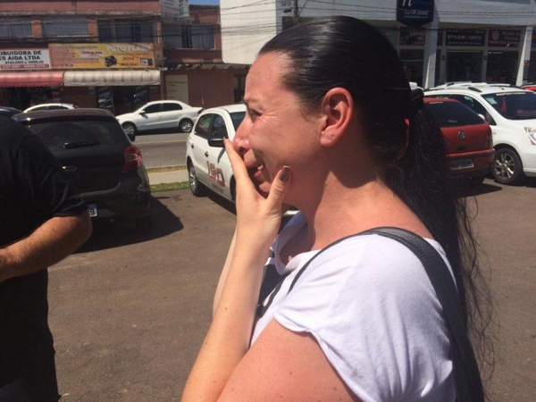 Poliana chora ao ver o marido preso e os ladrões soltos – Foto Banda B
