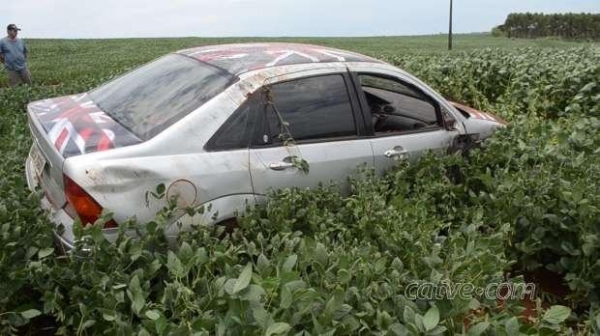 O veículo Ford Focus seguia na estrada, quando o condutor do carro perdeu o controle da direção (Foto: CATVE )