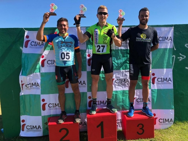 Juliano no lugar mais alto do pódio. (Fotos: Portal Nova Santa Rosa)