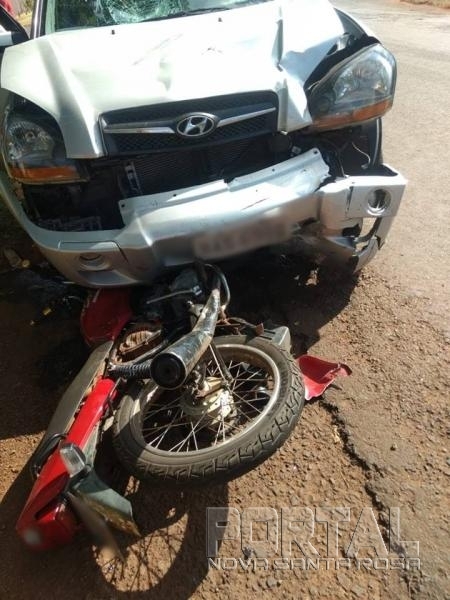 A motocicleta ficou presa embaixo do carro. (Foto: Portal Rondon)