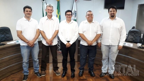 Adriano Backes (2º secretário), Adelar Neumann (1º secretário), Claudio Kohler (presidente), Gordinho do Suco (vice-presidente) e Josoé Pedralli (membro suplente) compõem a nova Mesa Diretora. (Fotos: Assessoria)