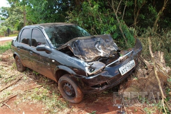 A frente do veículo ficou destruída. (Foto: Portal Nova Santa Rosa)