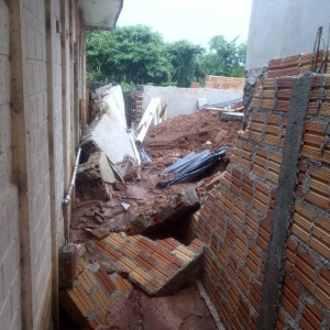 O vento forte derrubou um muro e acabou ferindo uma pessoa em Guarapuava — Foto: Edson Filho/ Defesa Civil