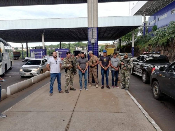 O traficante carioca Capilé foi expulso do Paraguai e entregue às autoridades brasileiras na aduana da Ponte da Amizade, em Foz do Iguaçu — Foto: Senad-PY/Divulgação