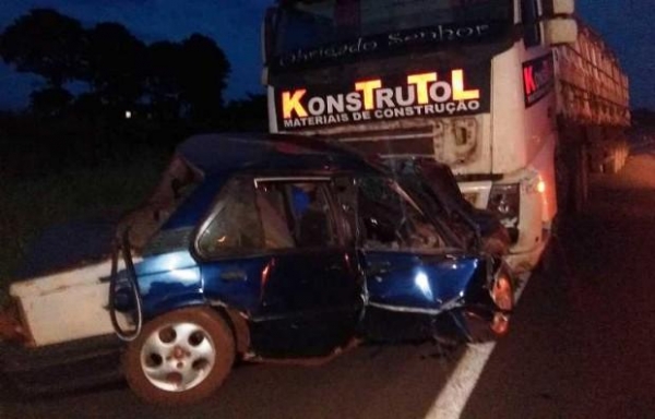 O choque frontal envolveu um Monza e um caminhão.(Foto: Reprodução)