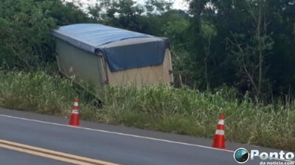 O motorista perdeu o controle da direção do caminhão, vindo a sair da pista, parando em um matagal às margens da rodovia (Foto: Ponto da Notícia )