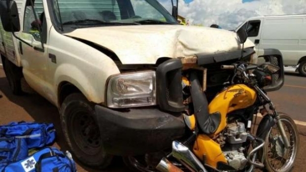 O condutor da motocicleta, um homem de 20 anos foi encaminhado em estado grave para o Hospital Universitário em Cascavel.(Foto: Catve)