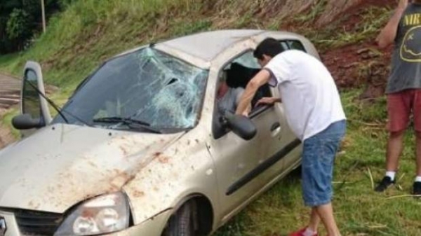 O condutor teve ferimento leves. (Foto: Reprodução)