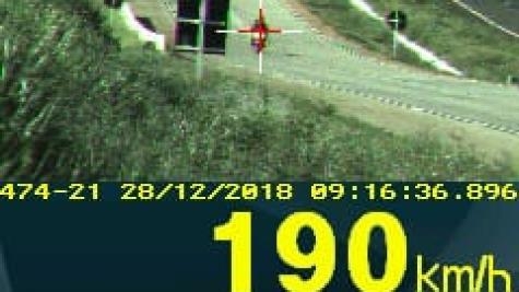 No mesmo local um outro motociclista foi flagrado transitando a 177 km/h. (Foto: PRF)