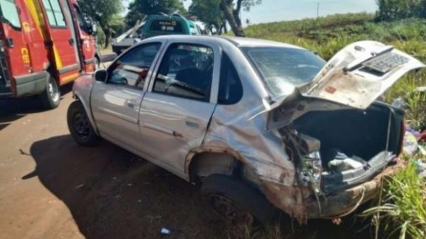 No Corsa, estavam três adultos e duas crianças, que ficaram feridos. (Foto: Guia SMI)