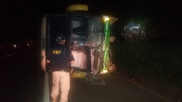 Motorista morre após bater de frente contra ônibus, na BR-373, em Prudentópolis — Foto: Divulgação/PRF