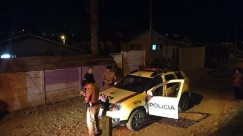 A equipe de perícia da Polícia Civil localizou nove cápsulas de pistola 9 mm no chão da residência. (Foto: A Rede)