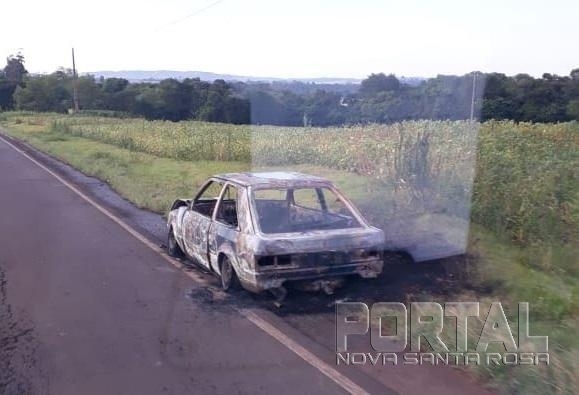 O veículo ficou totalmente destruído pelas chamas.(Foto: Marechal News)