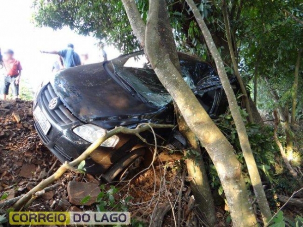 Os quatro ocupantes do Fox tiveram ferimentos. (Foto: Correio do Lago)