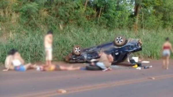 As vítimas aguardaram a chegada do socorro ao lado do carro, que ficou capotado na rodovia. (Foto: Correio do Lago)