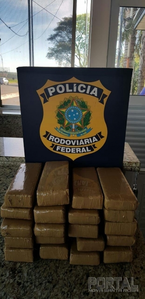 Em inspeção à mochila de um passageiro foram encontrados 20 tabletes de substância análoga à maconha, que totalizaram 16,5kg.(Foto: PRF)