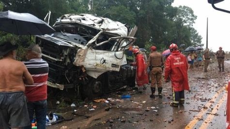 O caminhão ficou completamente destruído. (Foto: PP News)