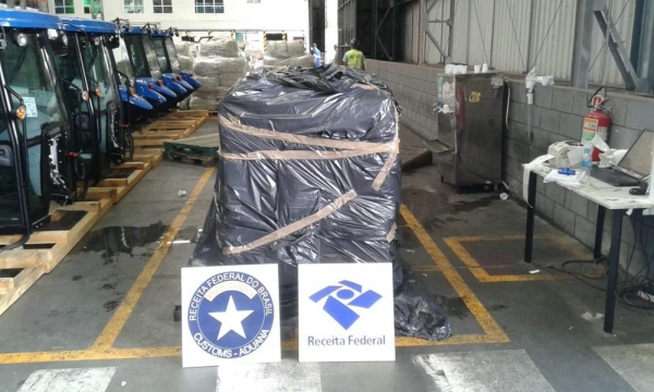 Segundo a receita, a droga estava dentro de um contêiner carregado com carne de frango congelada, escondida dentro das caixas — Foto: Receita Federal/Divulgação