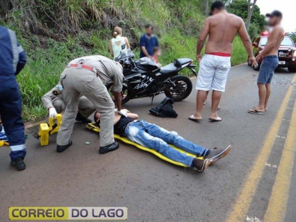 Com o impacto, o dois ocupantes da moto sofreram uma queda.(Foto: Correio do Lago)