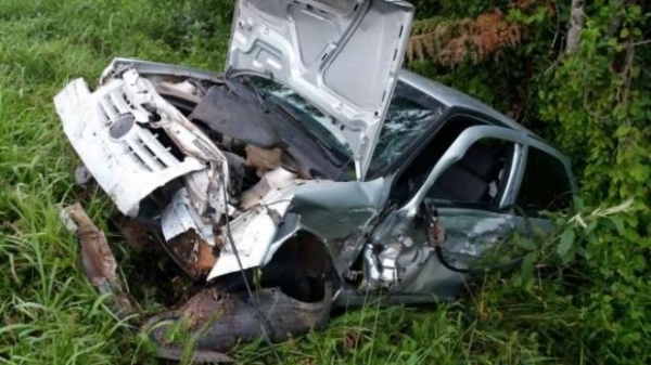 A PRF (Polícia Rodoviária Federal) esteve no local do acidente e realizou o teste do bafômetro no condutor, que apontou 0,58 miligramas de álcool por litro de ar expelido.(Foto:PRF)