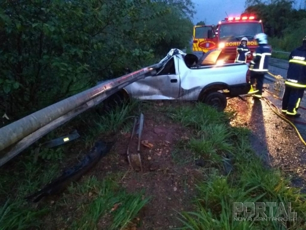 O condutor da caminhonete, identificado como Jumar Fernandes Dias de 37 anos e morador de Terra Roxa, foi socorrido no local, porém não resistiu e veio a óbito. (Fotos: Portal Palotina)