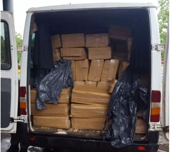 Policias argentinos apreenderam três toneladas de camarão em van com placa do Brasil, na fronteira (Foto: Divulgação/Gendarmería Nacional )